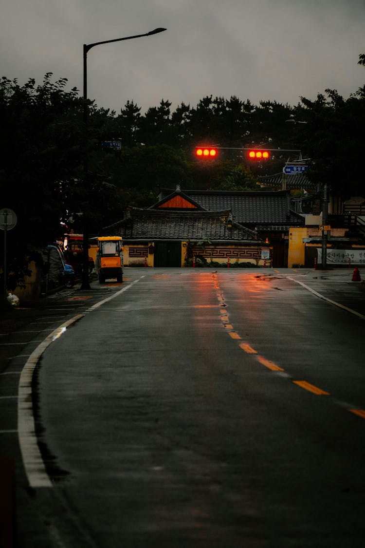 雨天空旷潮湿街道的景色
