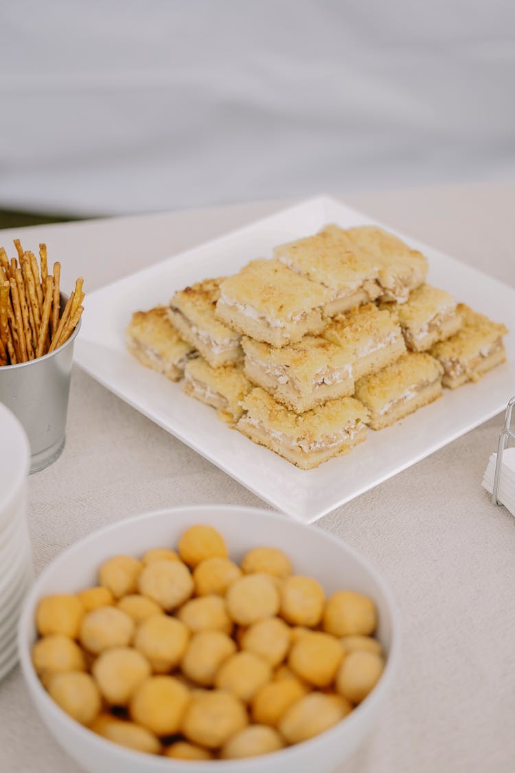 盘子里和碗里的食物