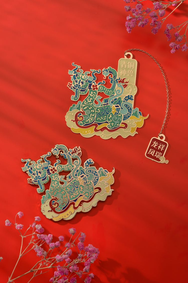 红色背景上的中国艺术龙饰品