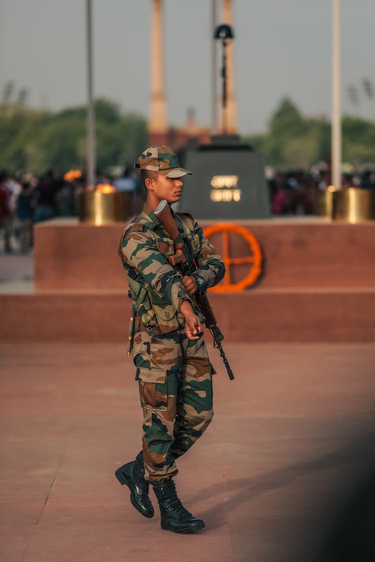 一个带武器的士兵