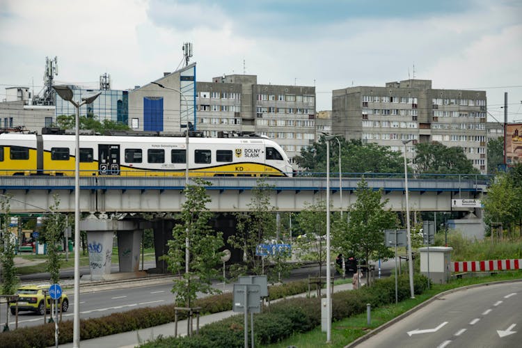 Koleje Dolnośląskie na wiadukcie PKP