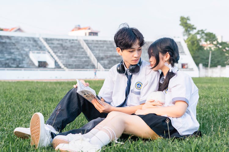青少年学生在学校户外放松