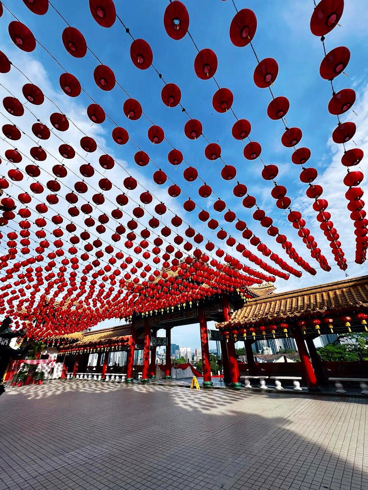 五颜六色的红灯笼装饰着中国寺庙