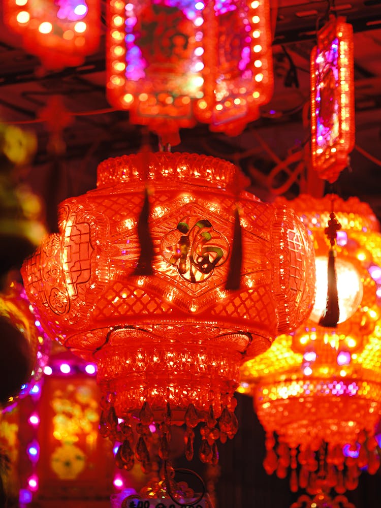 充满活力的中国灯笼在夜间节日
