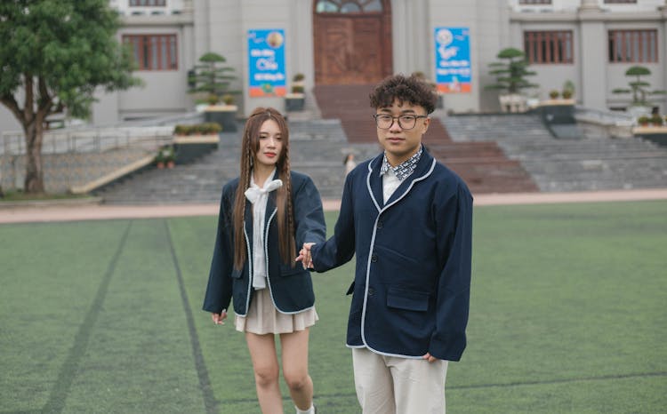 两名身穿校服的学生手牵手