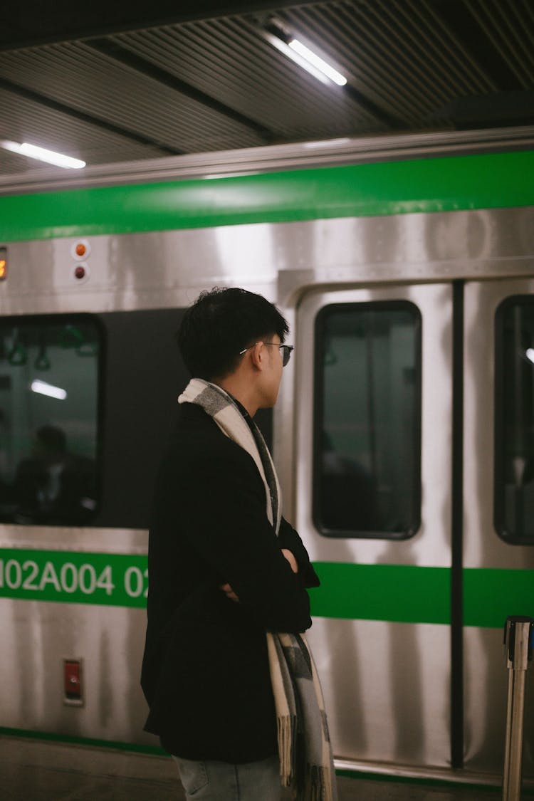 通勤者在地铁站台看车门