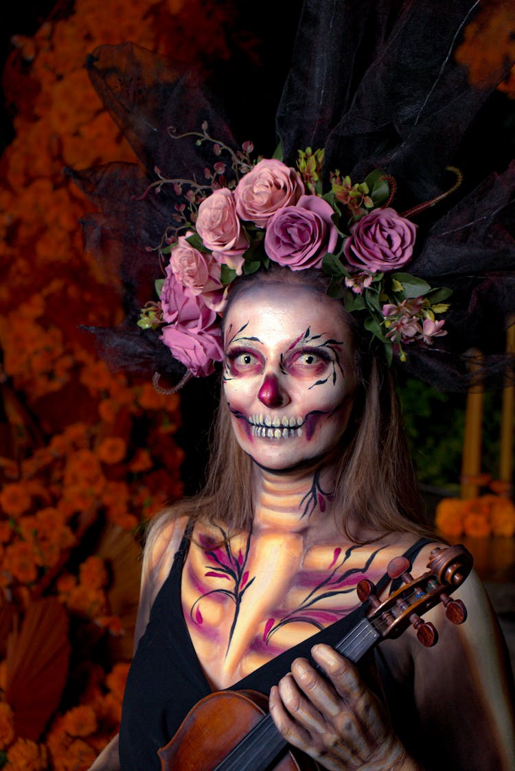 戴花头饰的小提琴家Día de los Muertos