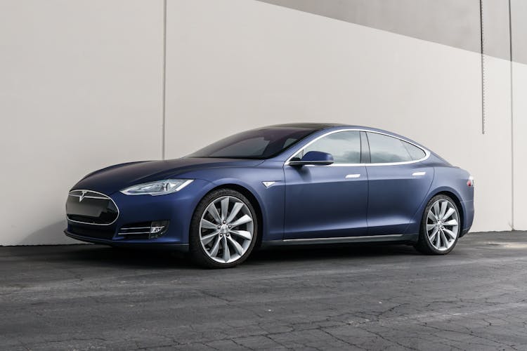 深蓝色特斯拉Model S