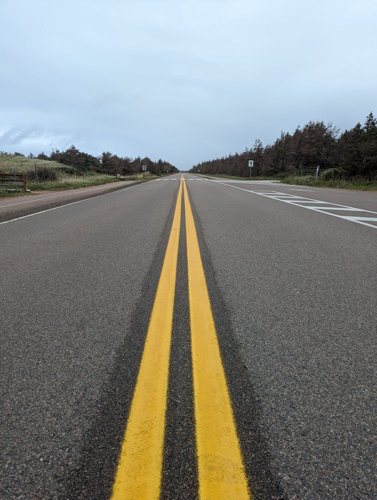 中间有双黄线的高速公路的地面视图