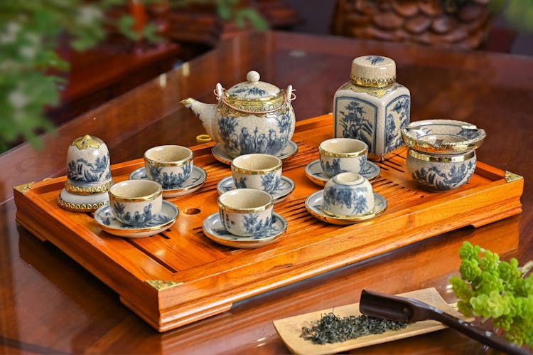 托盘上的瓷茶具