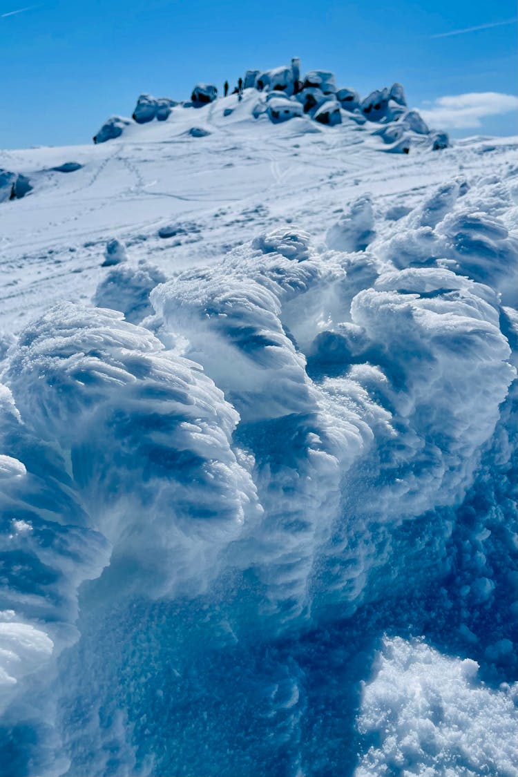 冬季雄伟的雪山景观