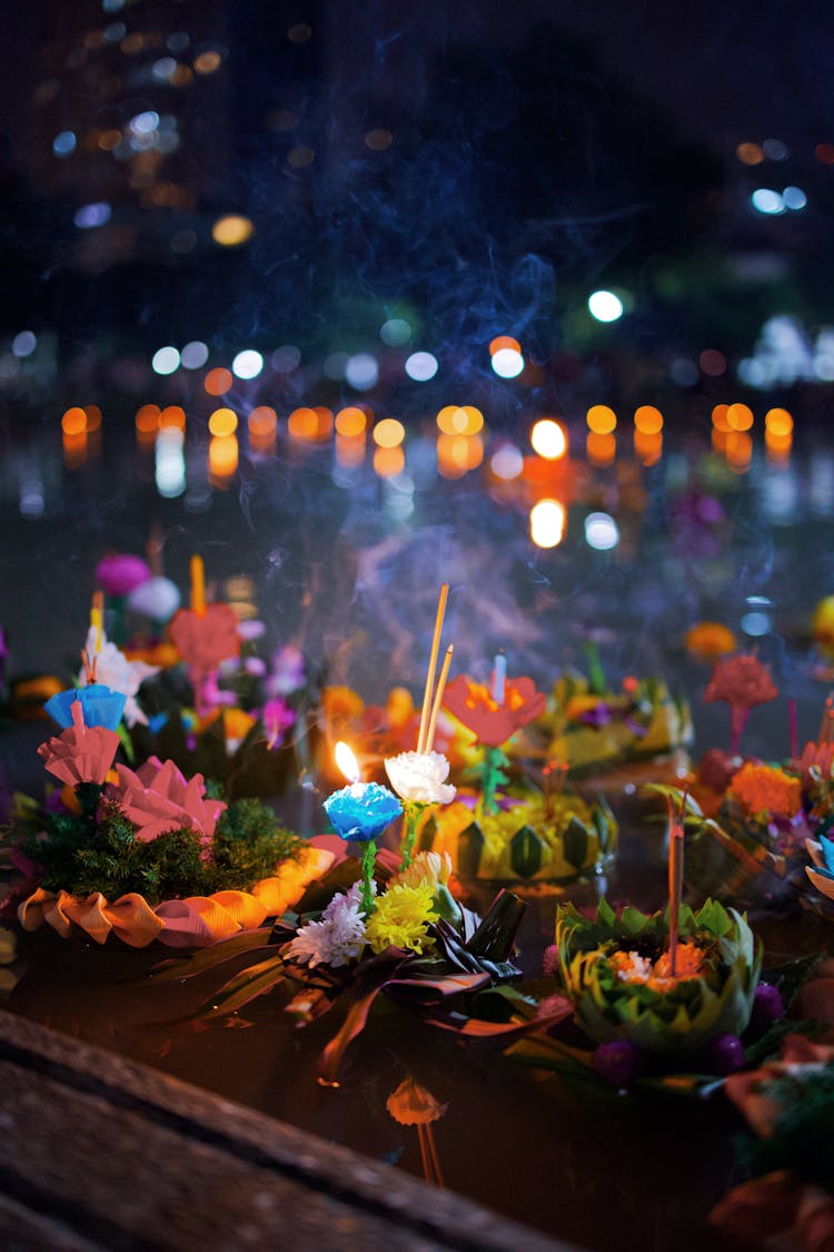 曼谷夜景中的水上灯柱