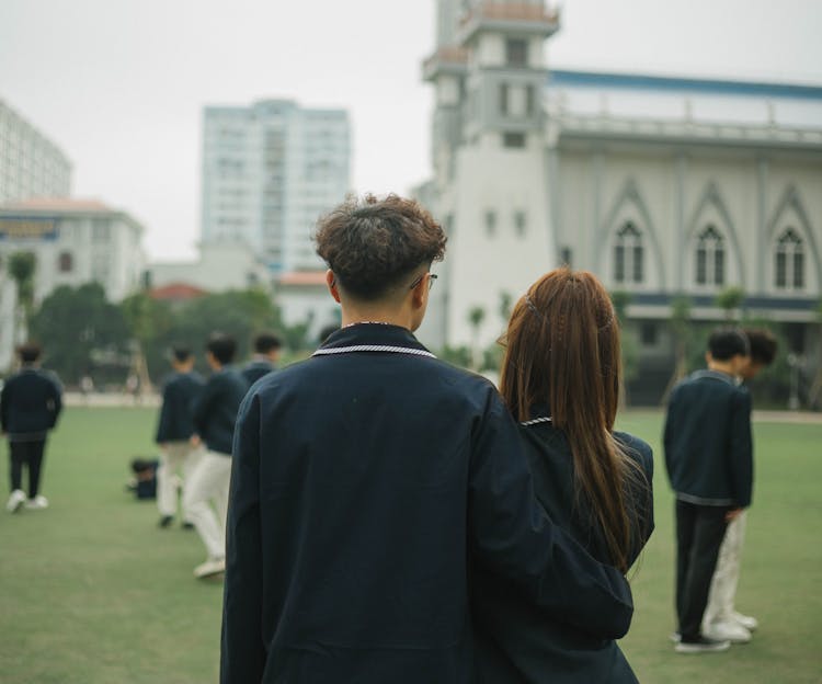 学生在学校前休息
