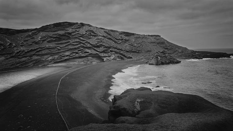 海岸边的岩石，黑白相间