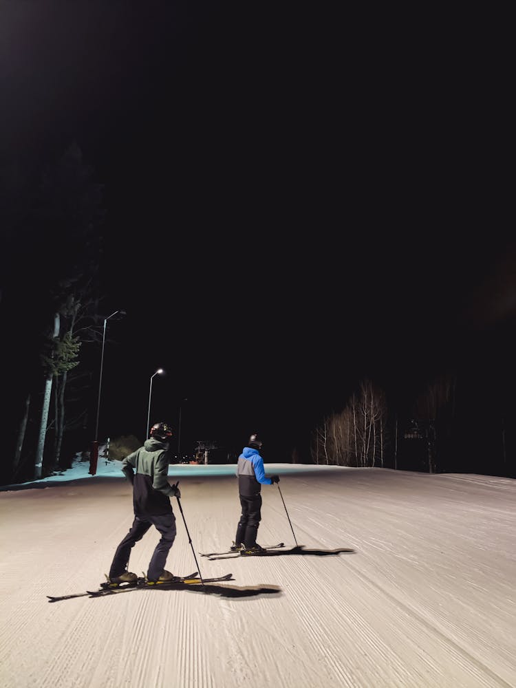夜间滑雪场上的男子