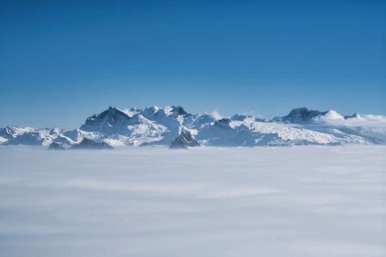 冬日薄雾中令人叹为观止的雪山