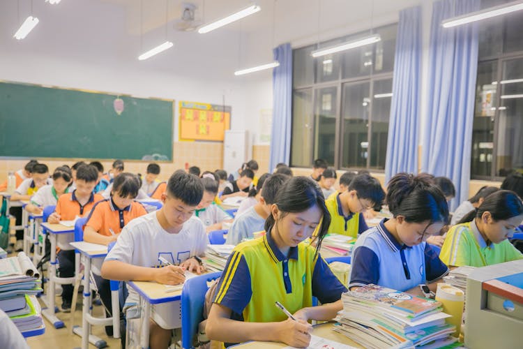 孩子们在课堂上坐着写作