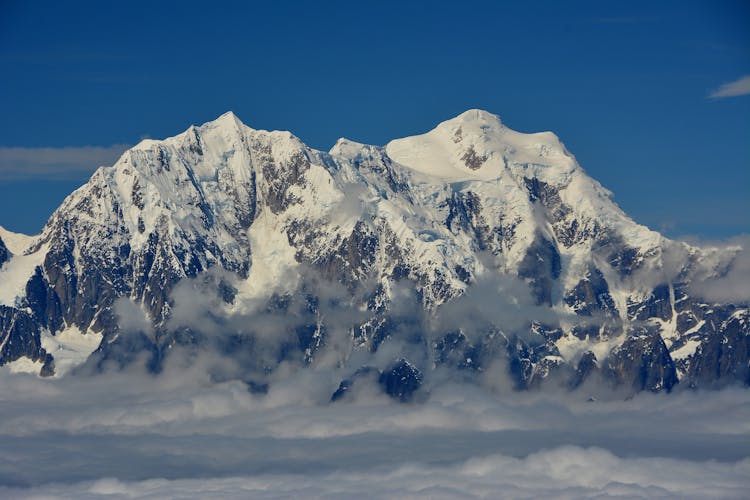 阿拉斯加雄伟的雪山
