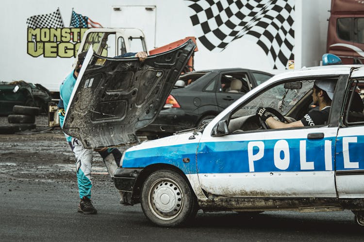 怪物事件中警车特技场景