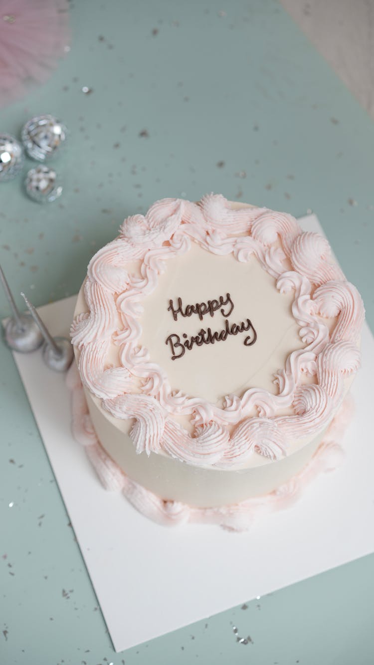 优雅的粉红色生日蛋糕，白色糖霜