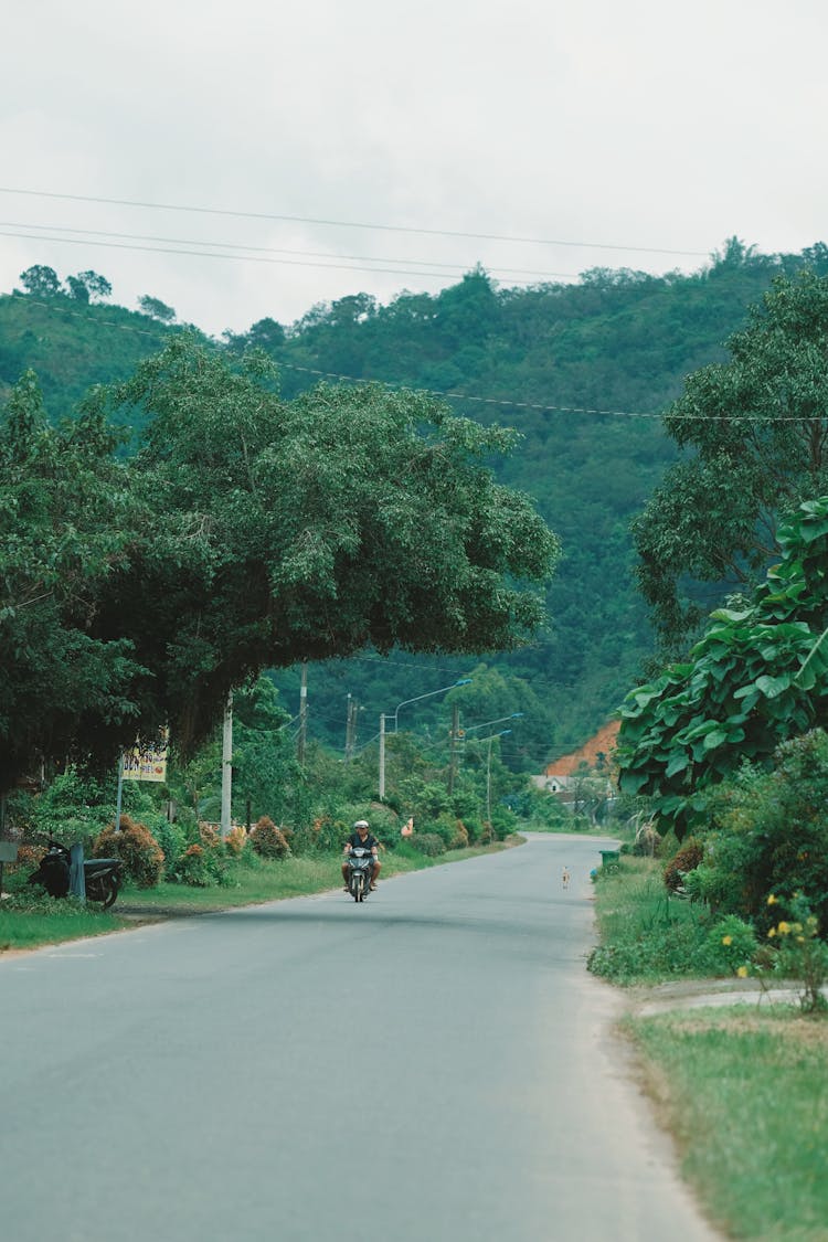 越南有摩托车手的风景乡村公路