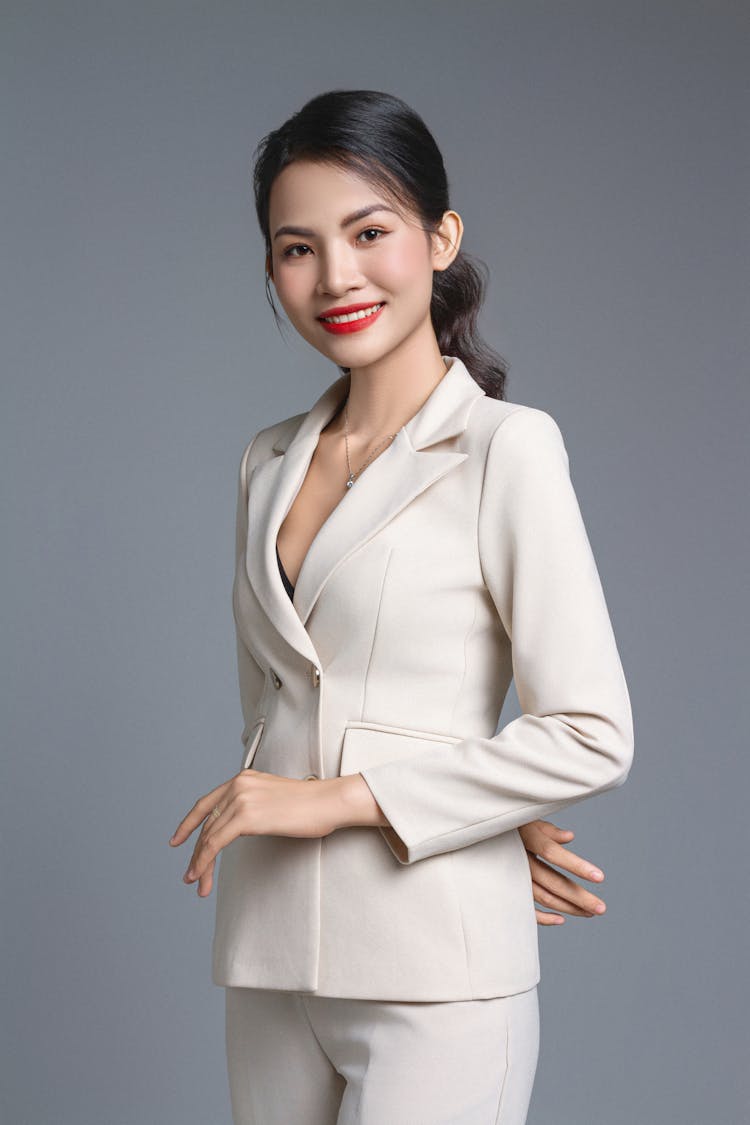 一个穿白色西装的女人的肖像