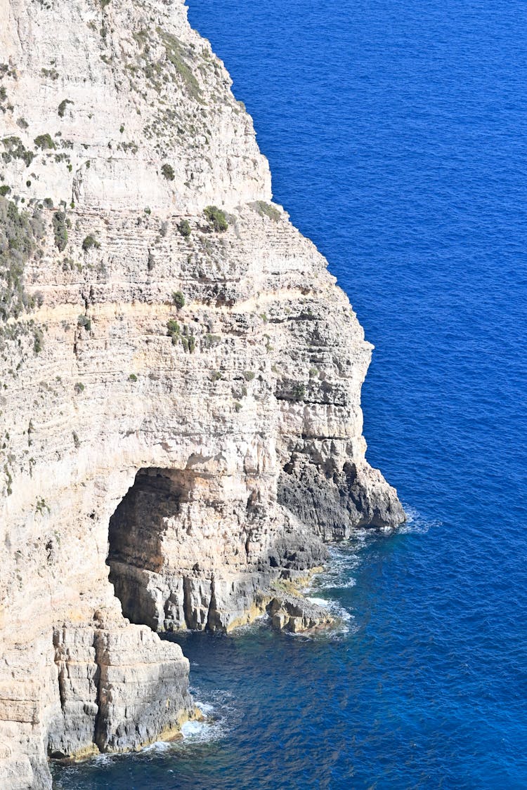 海岸边的岩石悬崖