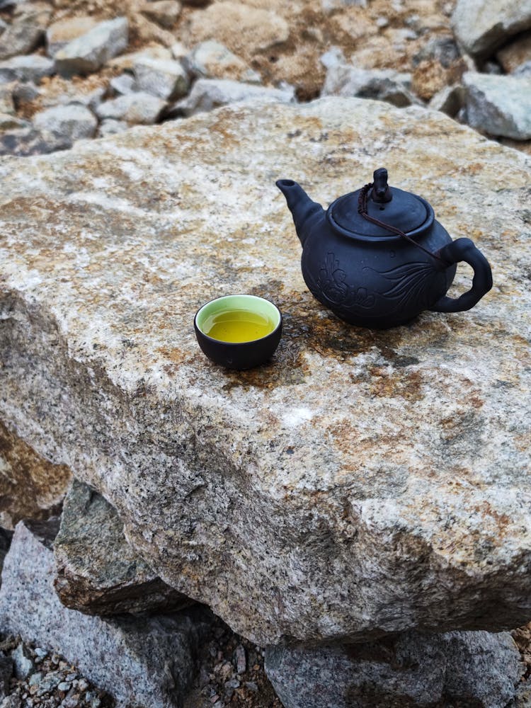 天然石材表面的传统茶具