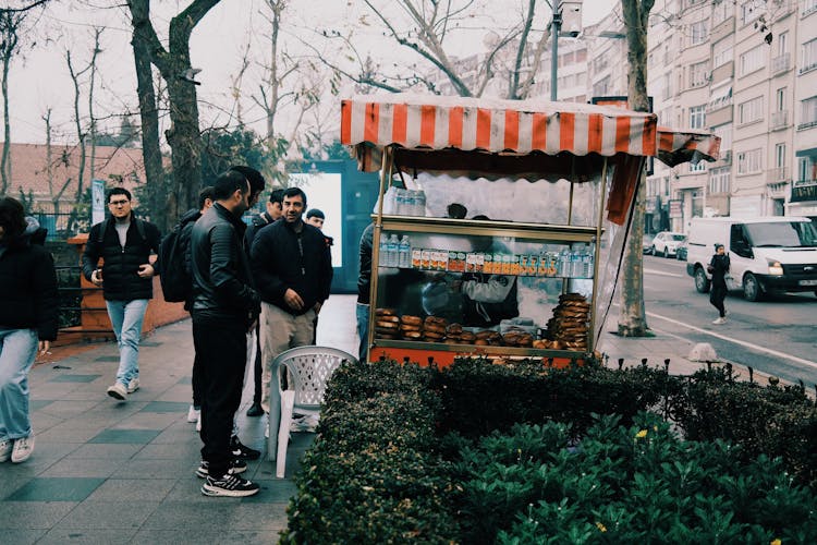 繁忙城市人行道上的街头小吃摊