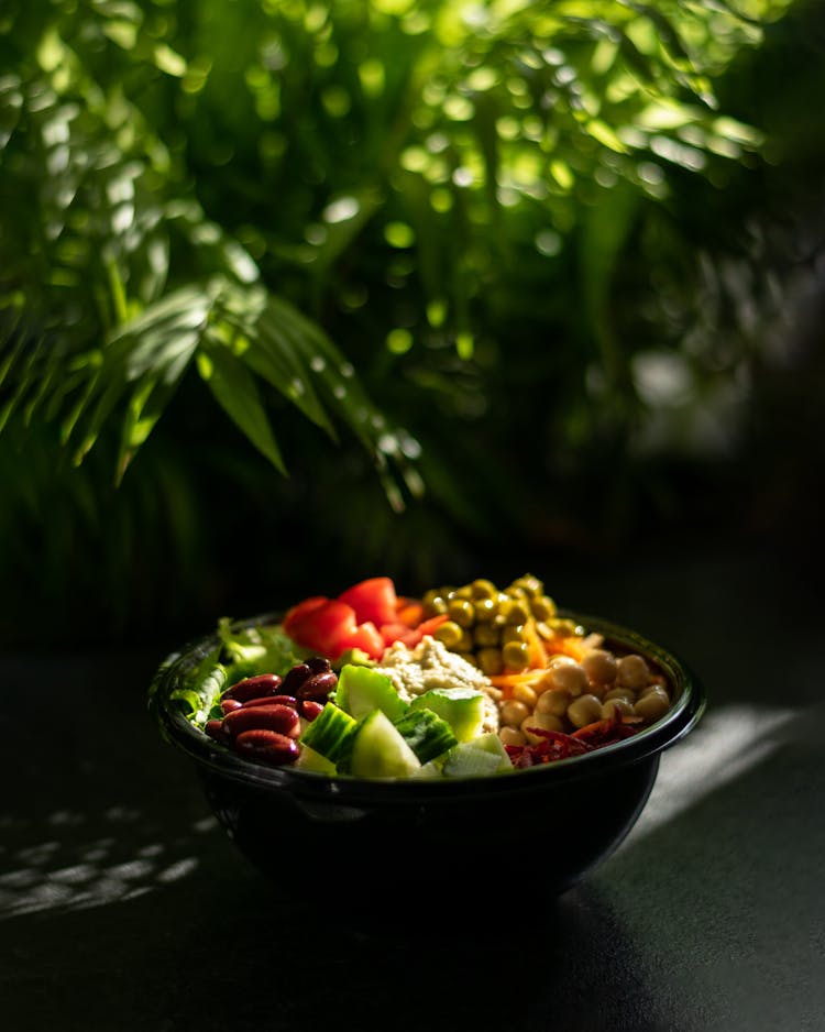 混合豆类和蔬菜的彩色新鲜沙拉碗