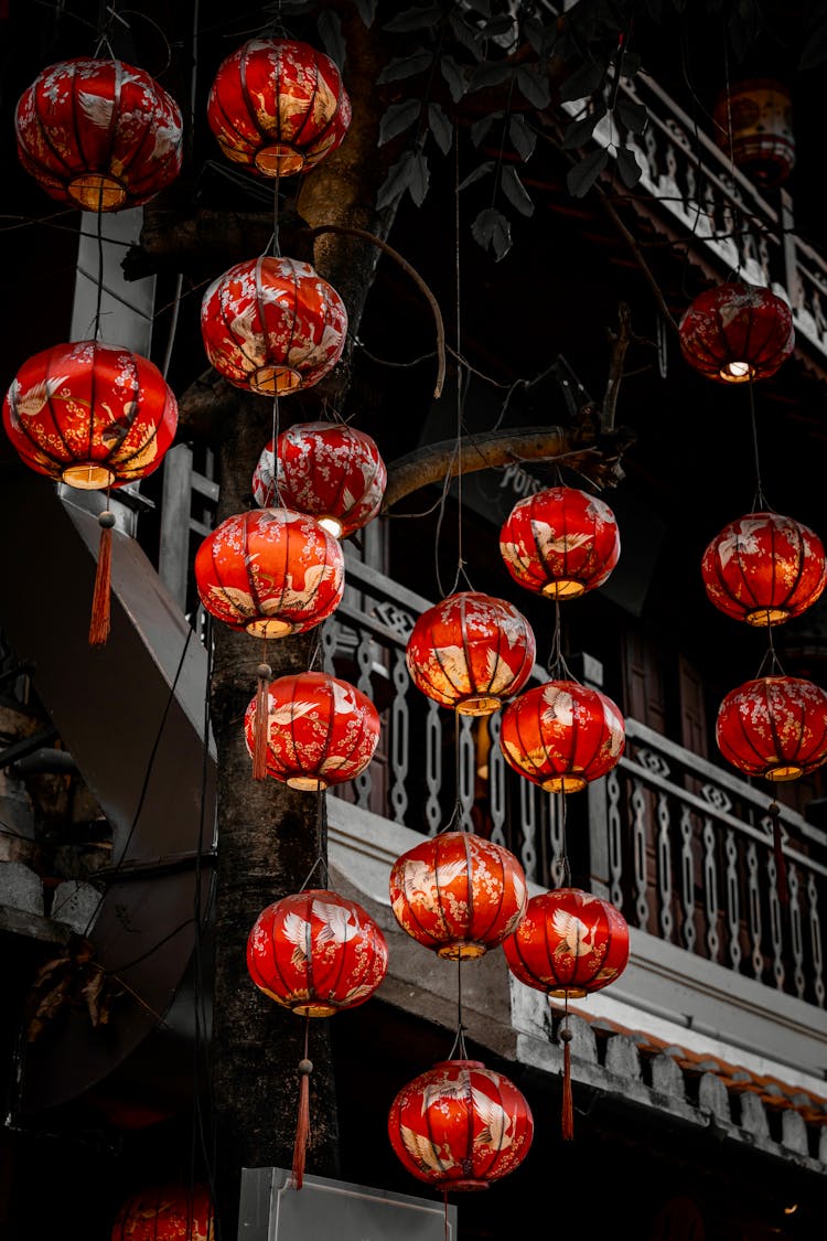 夜晚悬挂的传统红灯笼