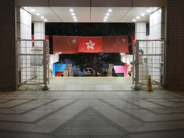 入口处悬挂的旗帜