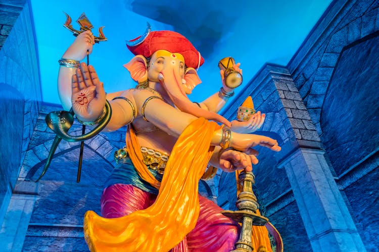 孟买寺庙环境中充满活力的Ganesh偶像