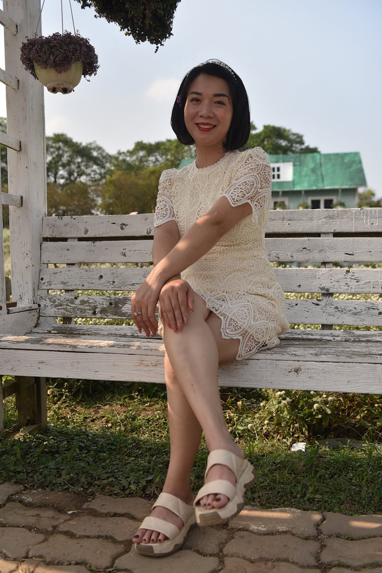 坐在长凳上的女人