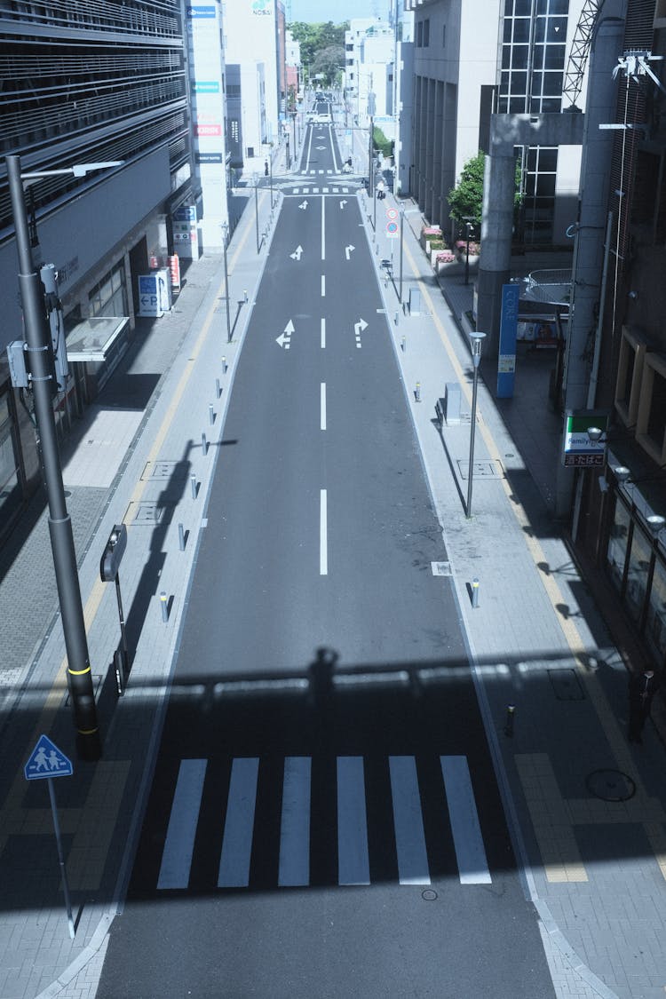 空荡荡的市中心街道