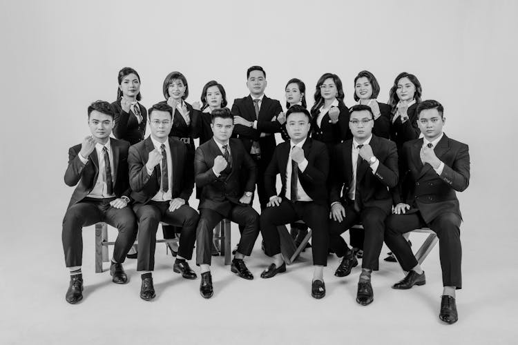 穿着西装站立和坐着的男人和女人