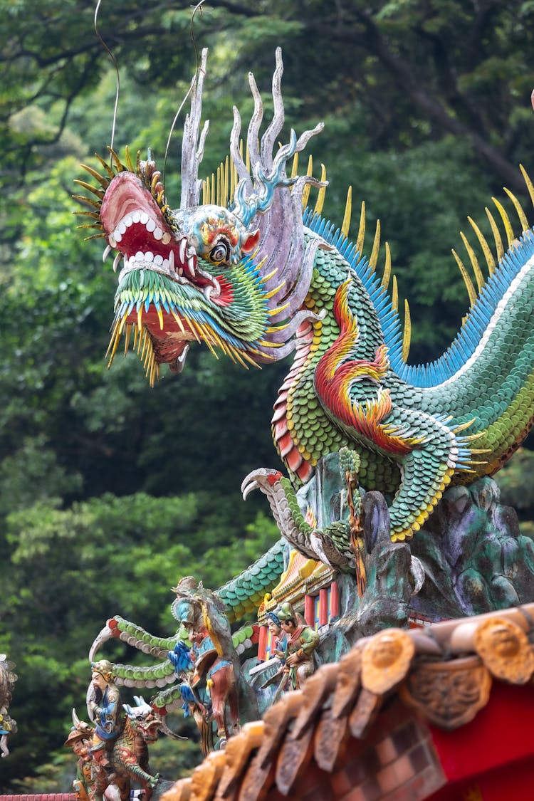 台湾寺庙屋顶上的龙雕塑