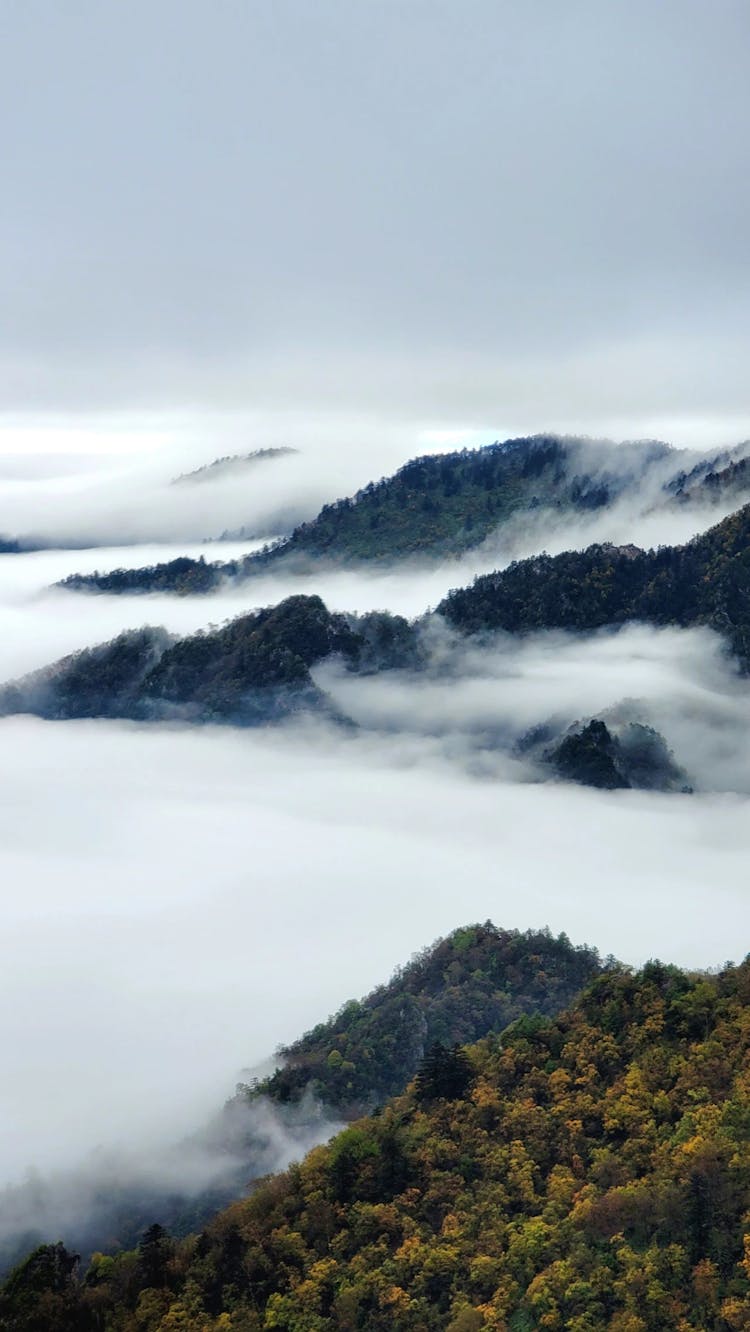 云上山峰的景色