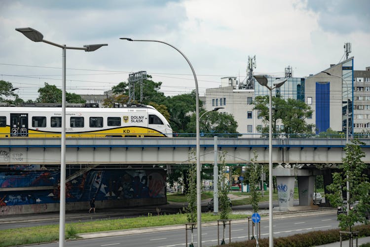Koleje Dolnośląskie na wiadukcie PKP