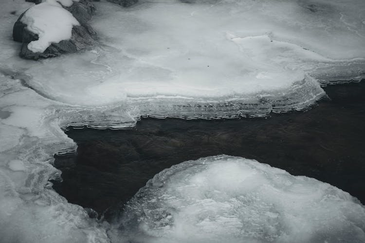 溪流上的霜