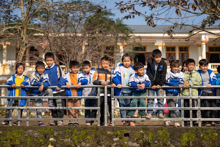 站在栏杆旁的小学生