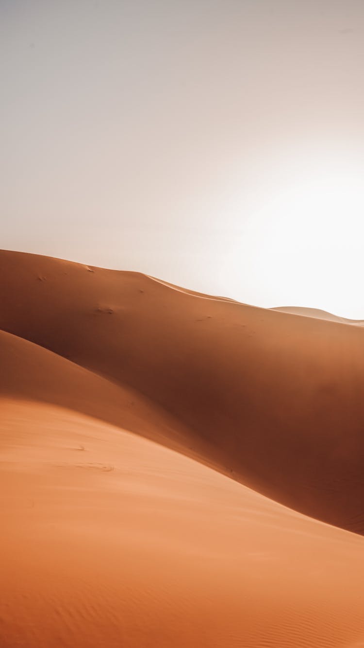 夕阳下的荒芜沙漠