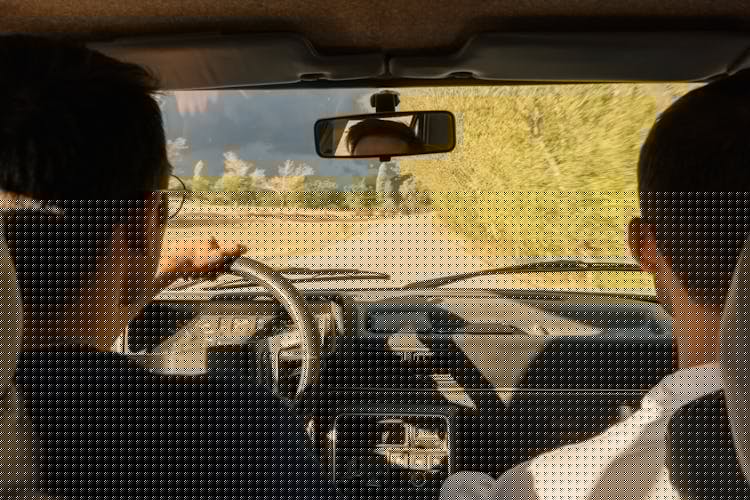 两个男人在路上开车