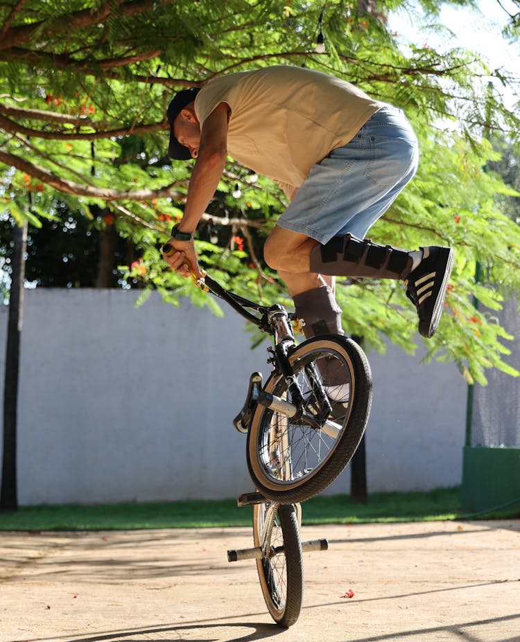 男子在街上BMX上表演魔术