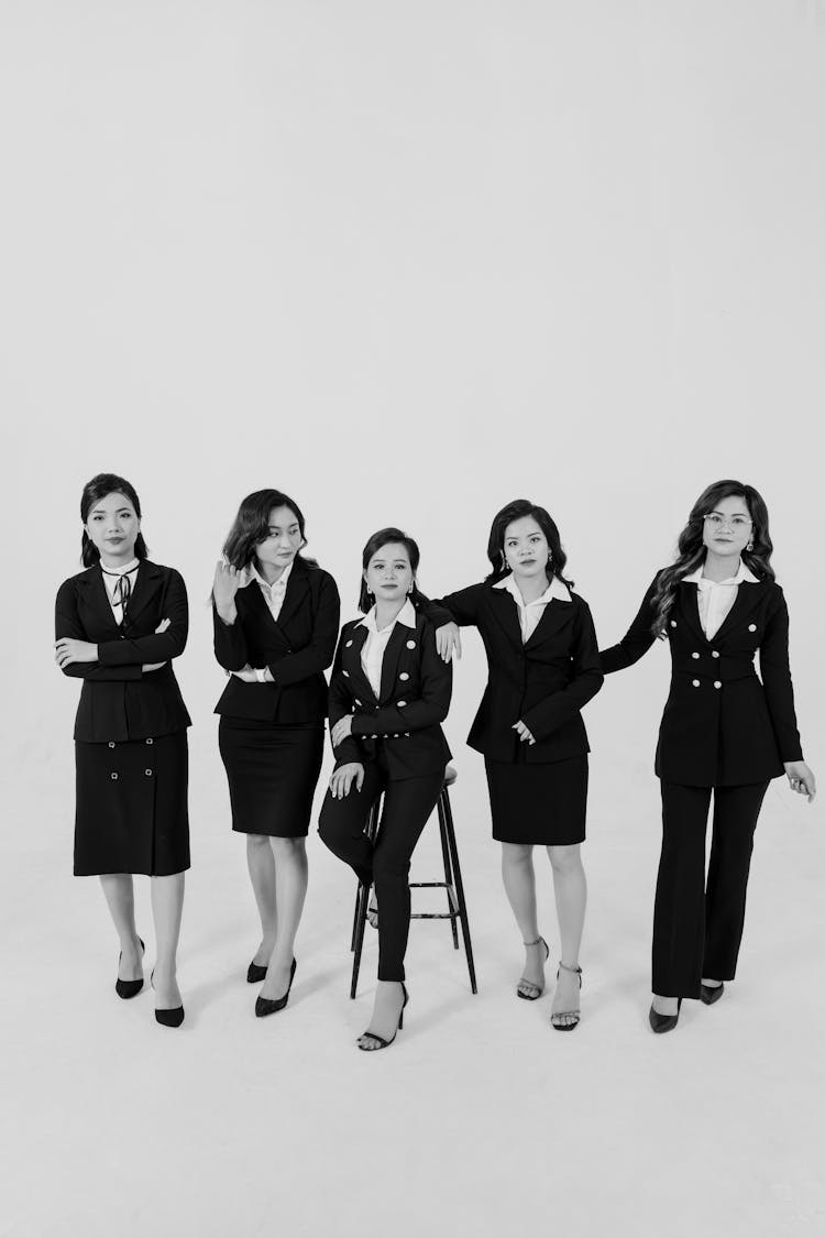 穿着西装和裙子的女人