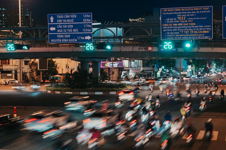 黄昏时道路上的交通