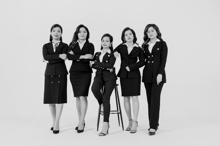 优雅的女商人在工作室摆姿势