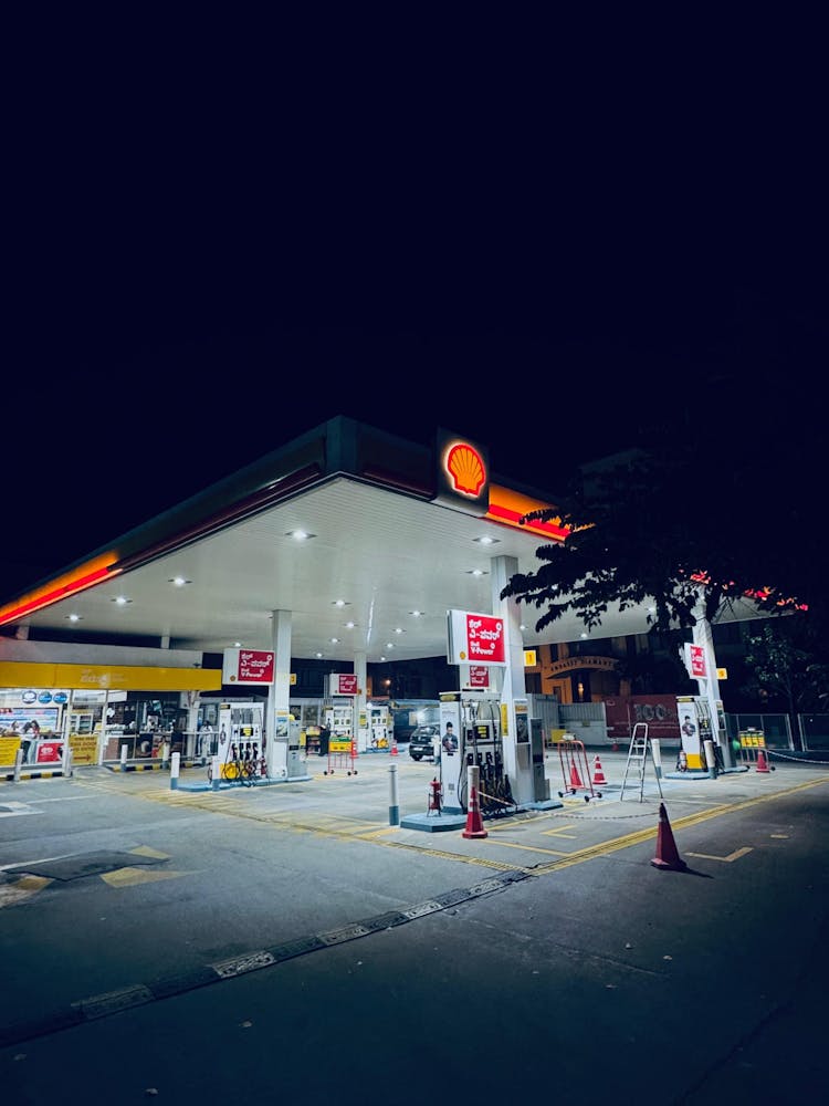 班加罗尔夜间彩壳加油站
