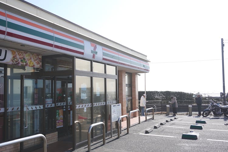 阳光明媚的日子在7-Eleven便利店