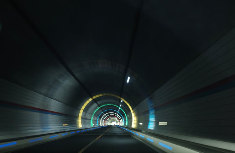 有灯光的黑暗隧道